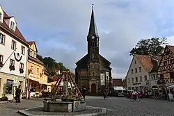 Náměstí s kašnou a kostelem