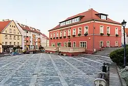 Místní rynek s radnicí