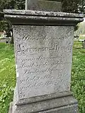 Detail náhrobku hormistra Hermanna Menzela s německým nápisem