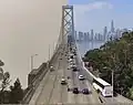 Pohled na most Bay Bridge v San Franciscu v Kalifornii. Fotografie nalevo byla pořízena 16. listopadu 2018 a napravo 14. října 2018.
