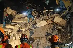 Pátrání a záchranné práce po zemětřesení.