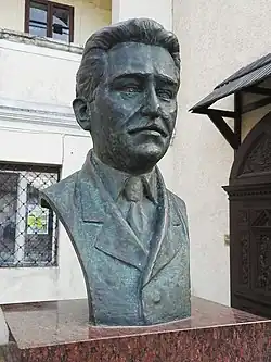 Pomník Ferdinandu Ďurčanskému před Městským muzeem v Rajci