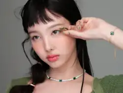 Nayeon v Marie Claire Korea v srpnu 2023