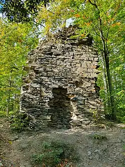 Relikt pilíře zdiva na předním hradě