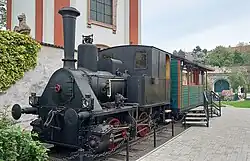 Lokomotiva „DOLNÍ CETNO" (Krauss v.č. 3625/1897) u kavárny v areálu bývalé zastávky Litoměřice město, 2024