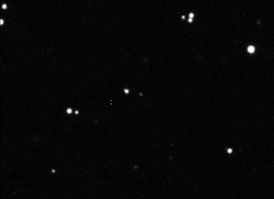 Planetka 2024 YR4 (uprostřed), jak ji sledoval Velmi velký dalekohled v Chile v lednu 2025