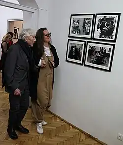 Tadeusz Rolke na své výstavě, Varšava, březen 2025