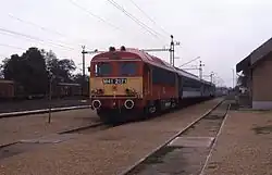 Osobní vlak ve stanici Kazincbarcika