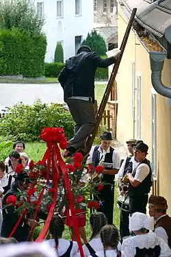 Pazderník byl přemluven jak kecalem, tak i za přispění hudby a písní děvčat a konečně leze dolů z vikýře