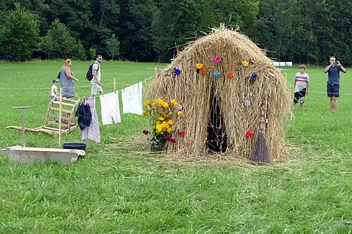 Obydlí Konopičky – bouda ze žitných snopů