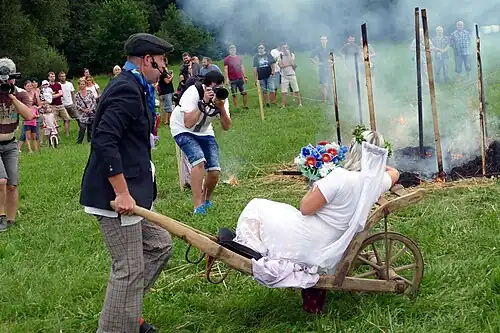 Pazderník si odváží Konopičku na trakaři, který dostala věnem. Bouda shořela