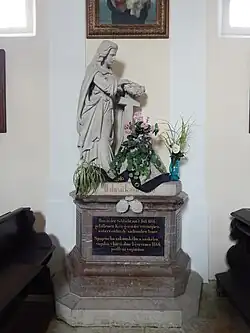 Socha truchlícího génia v kostele