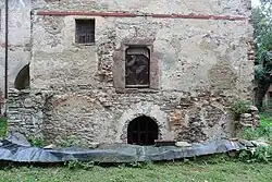 Pohled z nádvoří na přízemí jižní stěny věže