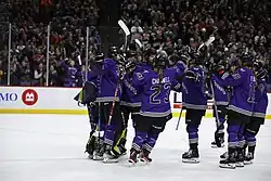 Hráčky týmu slavící výhru nad PWHL Montréal (6. ledna 2024)