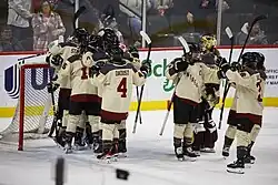 Hráčky týmu slavící výhru nad PWHL Minnesota (26. ledna 2024)