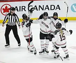 Hráčky týmu slavící branku proti PWHL Minnesota (5. března 2024)