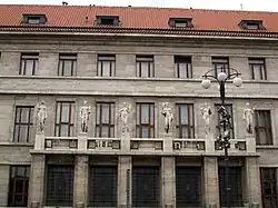 Vstupní fasáda hlavního průčelí budovy se šesticí alegorických soch od Ladislava Kofránka