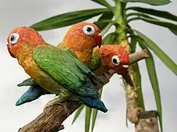 Papoušík Fischerův, plastika z papíru, drát, barva, délka 12 cm, 2007