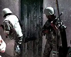 2 botswanští vojáci provádějící zátah v rámci mise UNITAF (1993)