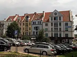 Nájemní domy č. 3 a 4, které se nacházejí v místě předválečné redakce (vpravo)