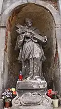 Detail sochy ve výklenku kaple sv. Jana Nepomuckého