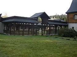 Loubí, boční brána