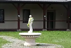 Socha dívky v kašně