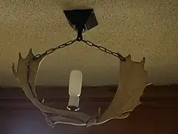 Lustr z paroží u vchodu