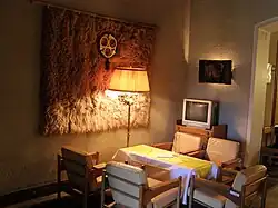 Posezení u gobelínu