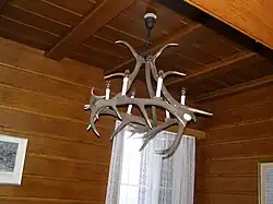 Pánský salonek, lustr