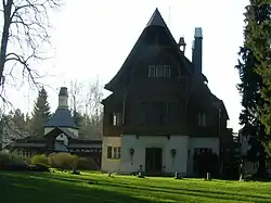 Ze zahrady na štít s balkonem