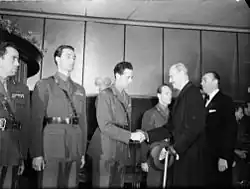 Král Haakon VII. podává ruku odbojářům