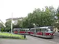 Čtyřdílné skládací dveře u pražské tramvaje T3R.PLF