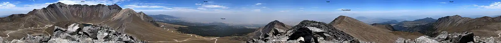 Panoramatický pohled z kráteru, 120 km na východ je Popocatépetl