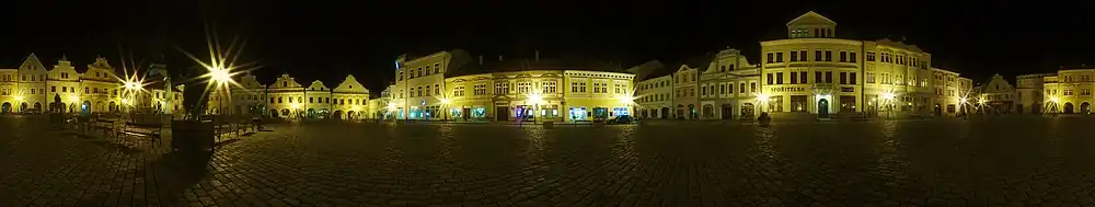 360° panoramatický pohled na Masarykovo náměstí v noci