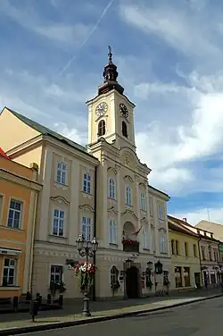 Klasicistní budova rokycanské radnice s novobarokní fasádou