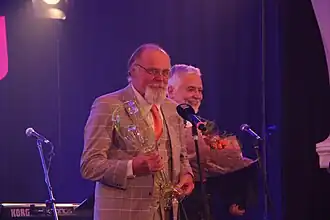 Igor Bareš předává cenu