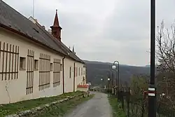 Nižbor, cesta dolů k zámeckému nádvoří