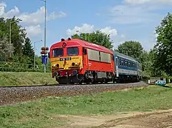 Lokomotiva 418.140 poblíž zastávky Alsóörs