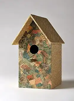 Jiří Kolář, Ptačí budka (1972), chiasmáž, kolážovaný objekt