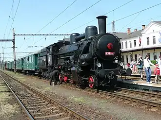 Parní lokomotiva řady 434.2 na nádraží v Jaroměři roku 2009