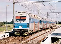 Elektrický vůz 470.003 na čele jednotky ve výhybně Opočínek