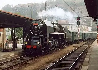 Parní lokomotiva řady 475.1 na hlavním nádraží v Ústí nad Labem roku 2003