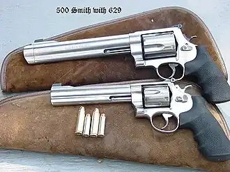 Porovnání zbraní Smith & Wesson Model 500 (nahoře) a Model 629 na munici .44 magnum (dole)