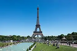Zahrady Trocadéra s Eiffelovou věží na pozadí