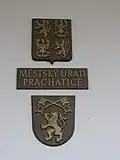 Hradební čp. 435 - detail označení Městský úřad Prachatice a znak města