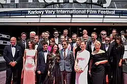 Delegace k filmu Vlny na červeném koberci na 58. Mezinárodním filmovém festivalu Karlovy Vary