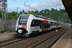 Jednotka řady 655 v zastávce Praha-Podbaba