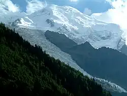Dôme du Goûter při pohledu z Chamonix, v popředí ledovec Glacier des Bossons