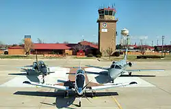 Letouny T-38 Talon, T-6 Texan II a T-1 Jayhawk společně na Vanceově základně